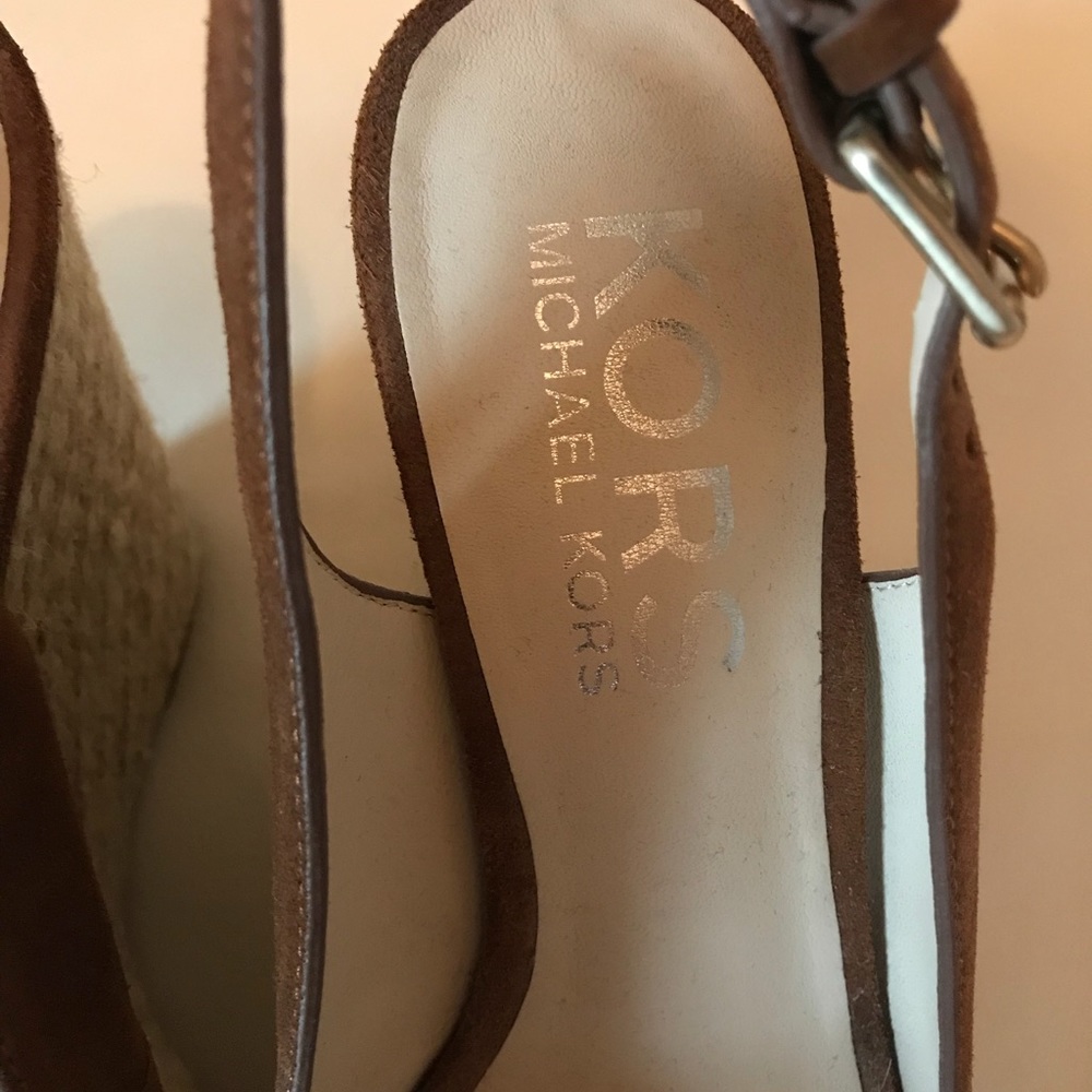 Kors Michael Kors Wedge Sandal. - Picture 11 of 11